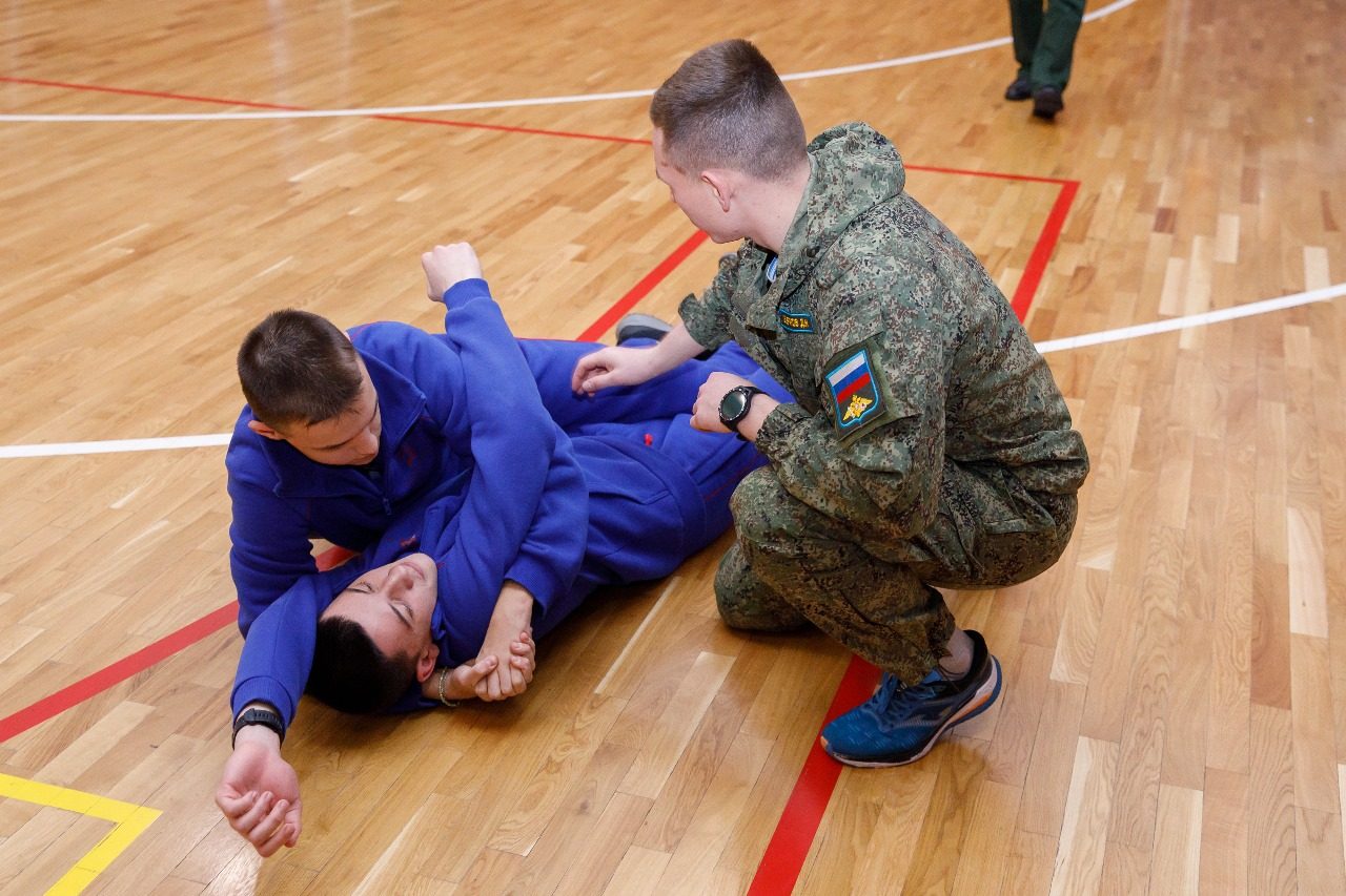 Занятие по тактической медицине с воспитанниками Санкт-Петербургского Cуворовского военного училища