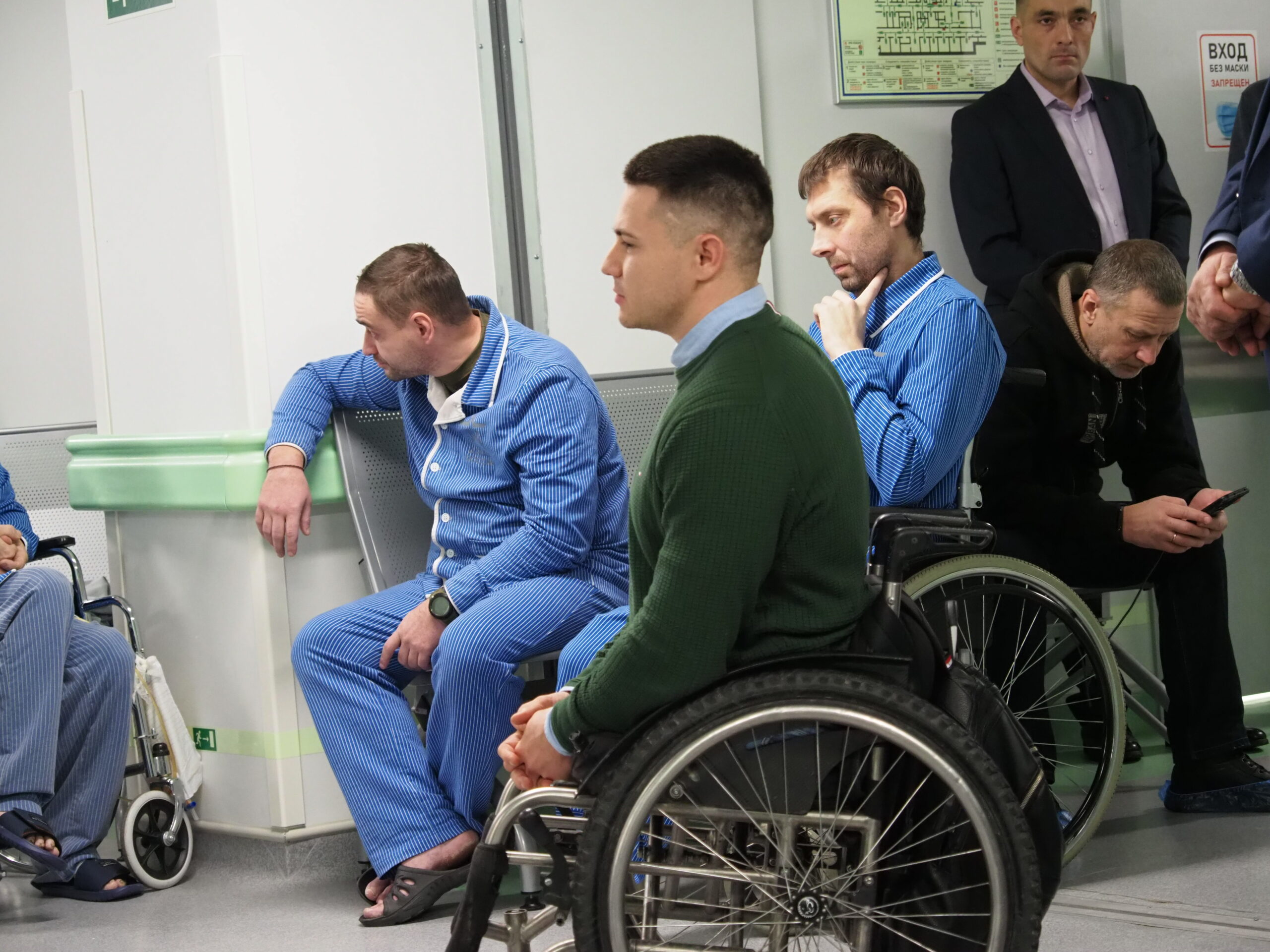 Жизнь после ранений.  Рустам Набиев, выживший при обрушении казармы в Омске встретился с военнослужащими, проходящими лечение в академии.