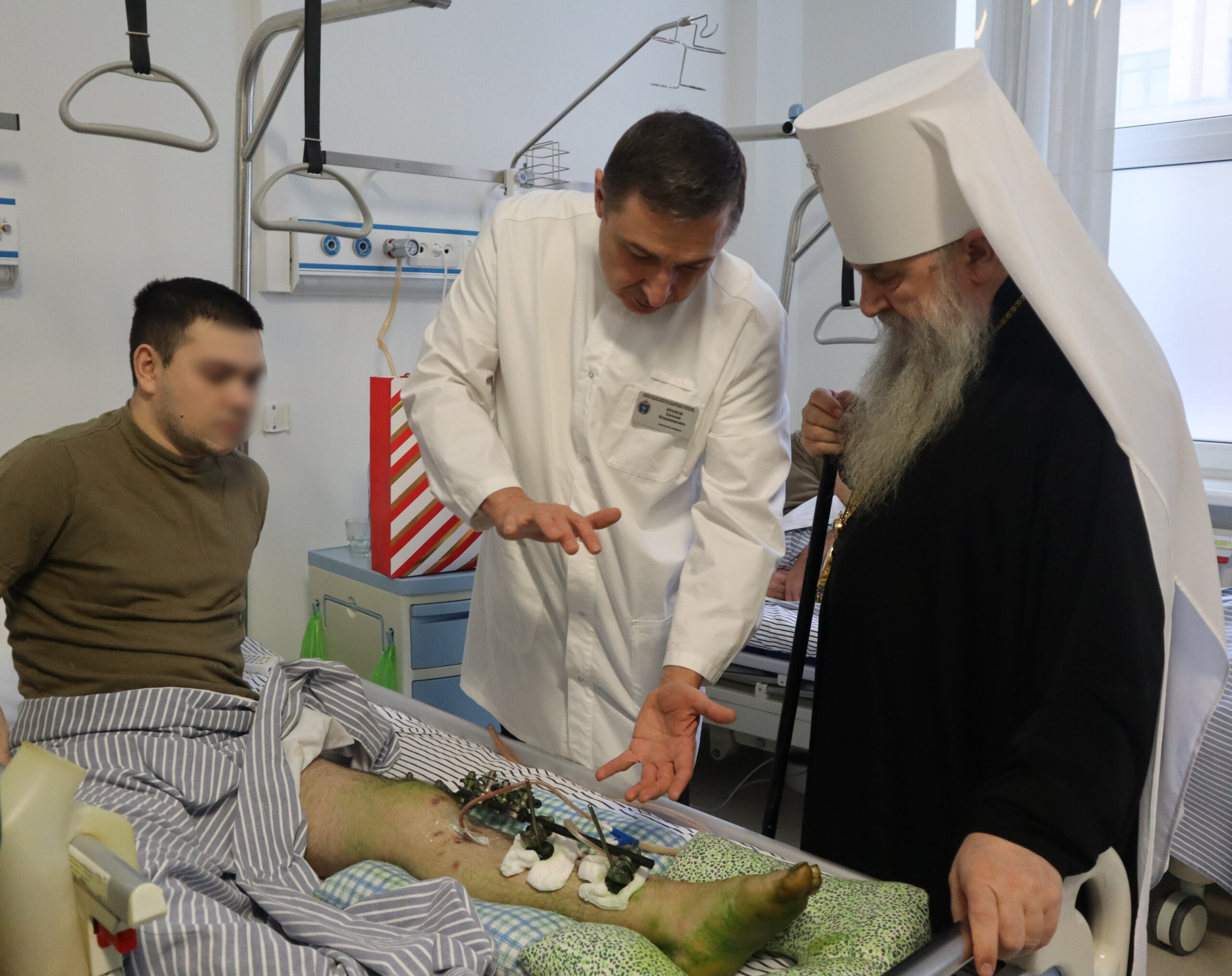 Митрополит Санкт-Петербуржский и Ладожский Варсонофий посетил бойцов, проходящих лечение в Военно-медицинской академии