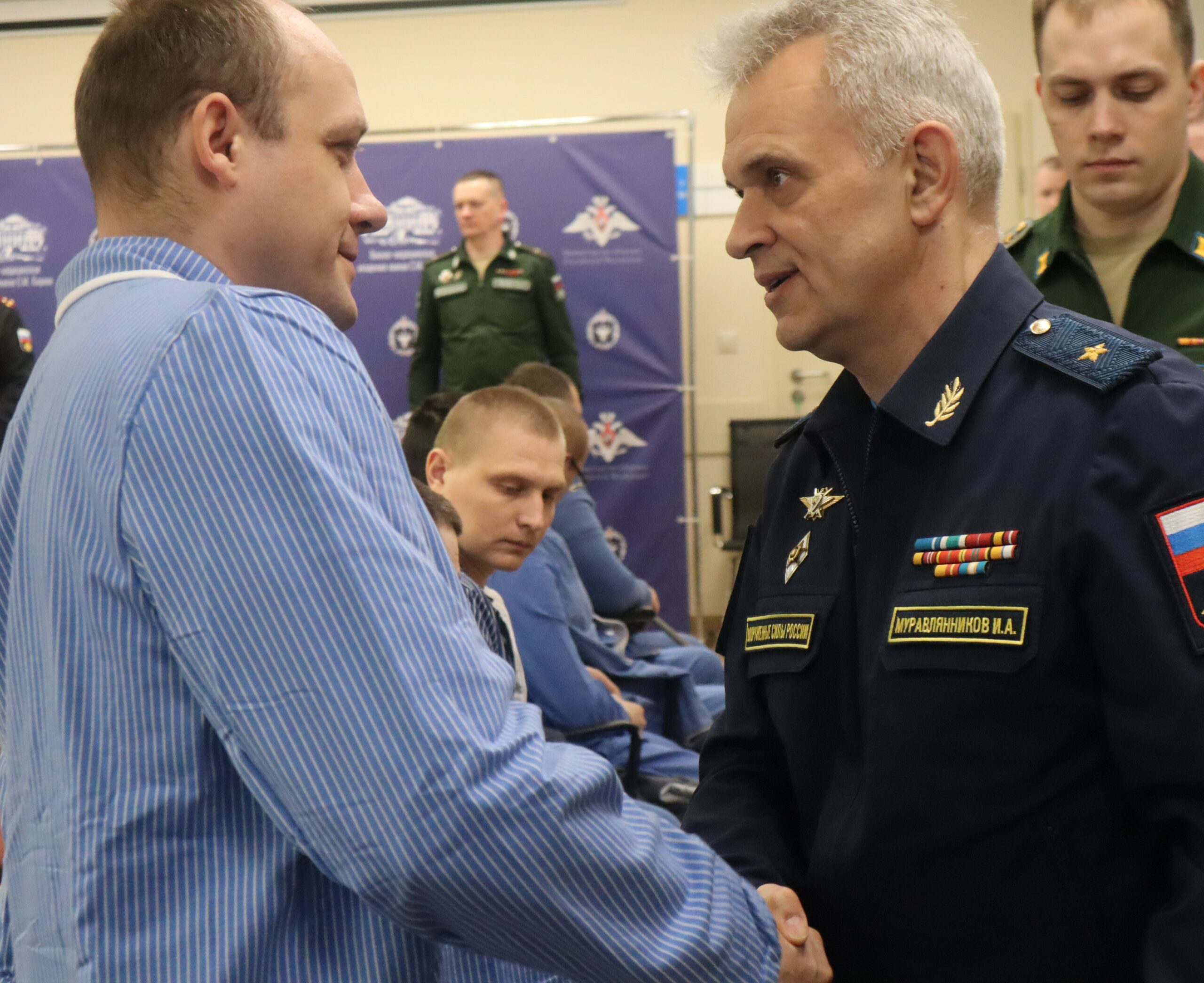 Генерал Муравлянников вручил награды пациентам клиник академии