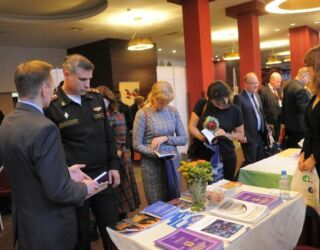 Выставка современных образцов медицинского оборудования и лекарственных препаратов.