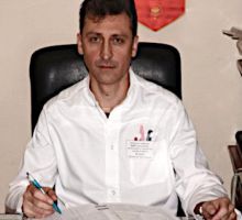 ПЛАХОВ Владислав Николаевич, ассистент кафедры – помощник заведующего клиникой по лечебной работе, опыт работы 22 года, врач высшей категории, кандидат медицинских наук (2003 г.). Выпускник Выпускник Военно-медицинской академии имени С.М. Кирова (1995 г.)