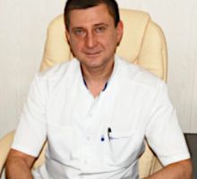 БОНДАРЬ Остап Игоревич, заведующий лечебным отделением, опыт работы 17 лет, врач высшей категории, кандидат медицинских наук (2006 г.). Выпускник Военно-медицинской академии имени С.М. Кирова (1999 г.)