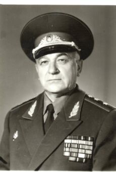 Заместитель начальника Военно медицинской академии им. С.М. Кирова по учебной и научной работе генерал лейтенант медицинской службы Валентин Алексеевич Долинин. 1976 год