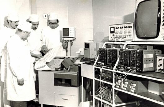 2.	Лаборатория патологии мозгового кровотока в клинике нейрохирургии. На фото (слева-направо): профессор Верещако А.В., академик Хилько В.А., академик Гайдар Б.В., профессор Парфенов В.Е. (1985 год).