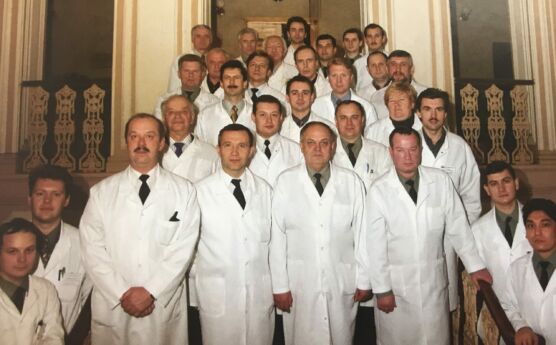 Одинак М.М. с сотрудниками кафедры и клиники
на парадной лестнице кафедры и клиники нервных болезней
Военно-медицинской академии им. С.М. Кирова
(Санкт-Петербург, 2002 г.)