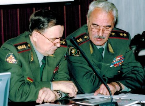 С высшим руководством Министерства обороны.
 
  5.	С высшим руководством Министерства обороны.