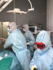 Доцент кафедры полковник медицинской службы В.В. Суворов выполняет лапароскопию пациенту с НКИ COVID-19.