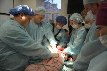 Операция обучающего курса «СМАРТ» (слева– профессор кафедры А.Н. Петров).